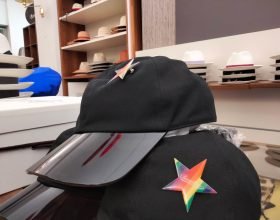 I cappelli Borsalino che celebrano il Pride. La vetrina allestita da Tessere le Identità