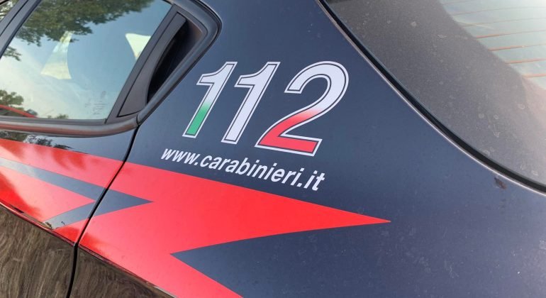 Giovane nell’auto satura di gas: i Carabinieri gli salvano la vita in extremis