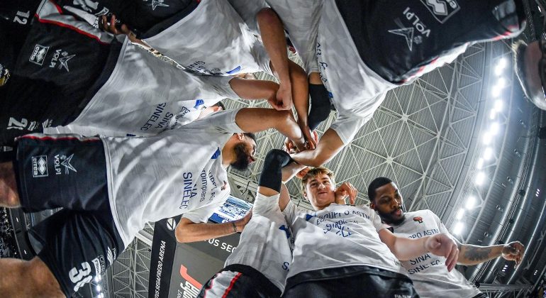 Bertram Derthona: stasera la sfida solo da vincere contro la Virtus. Sugli spalti una coreografia da brividi