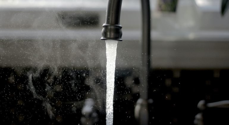 Cittadini e acqua: oltre uno su due non sa chi sia il gestore del servizio idrico