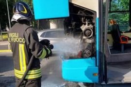 Principio di incendio su un bus in stazione ad Alessandria: fiamme subito spente senza conseguenze