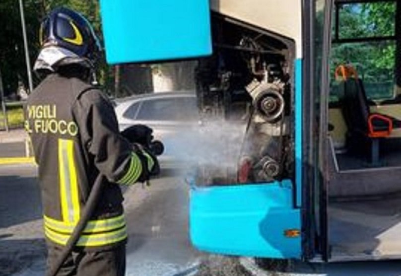 Principio di incendio su un bus in stazione ad Alessandria: fiamme subito spente senza conseguenze