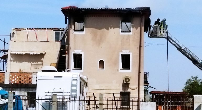 In fiamme il tetto di una casa in frazione Gerbidi di Sale: nessun ferito ma l’edificio è inagibile