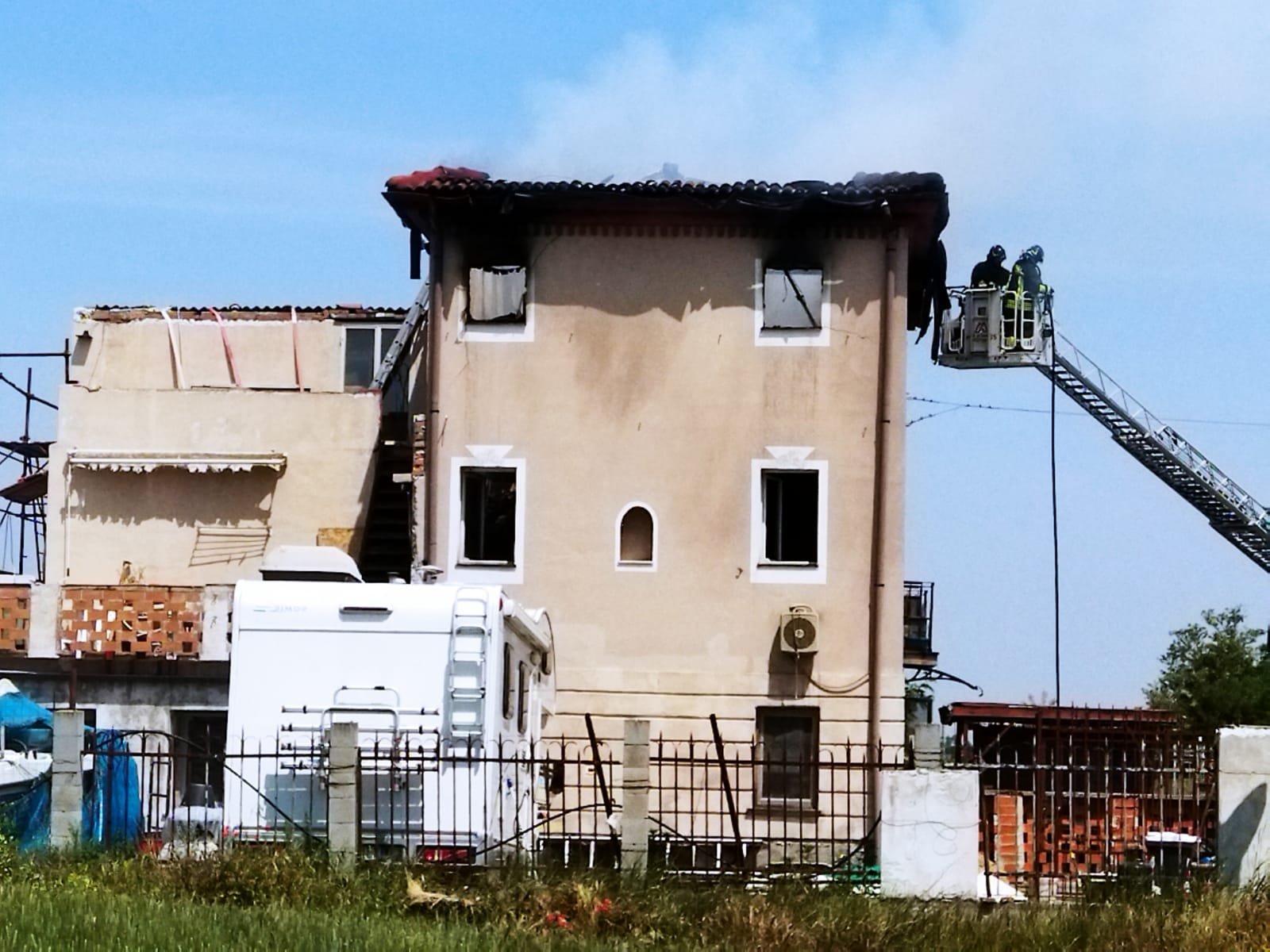 In fiamme il tetto di una casa in frazione Gerbidi di Sale: nessun ferito ma l’edificio è inagibile