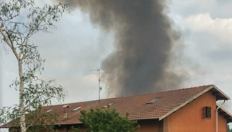 In fiamme un capannone di un’azienda agricola tra Conzano e Occimiano: al lavoro i Vigili del Fuoco