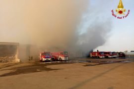 Incendio capannone rifiuti plastici a Casei: il fumo avvistato anche in provincia