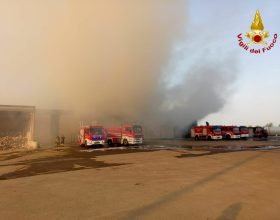 Incendio capannone rifiuti plastici a Casei: il fumo avvistato anche in provincia