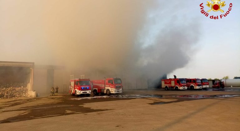 Incendio capannone rifiuti plastici a Casei: il fumo avvistato anche in provincia