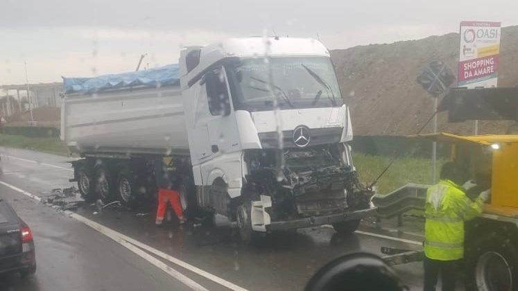 Tamponamento tra due camion a Tortona: traffico in tilt