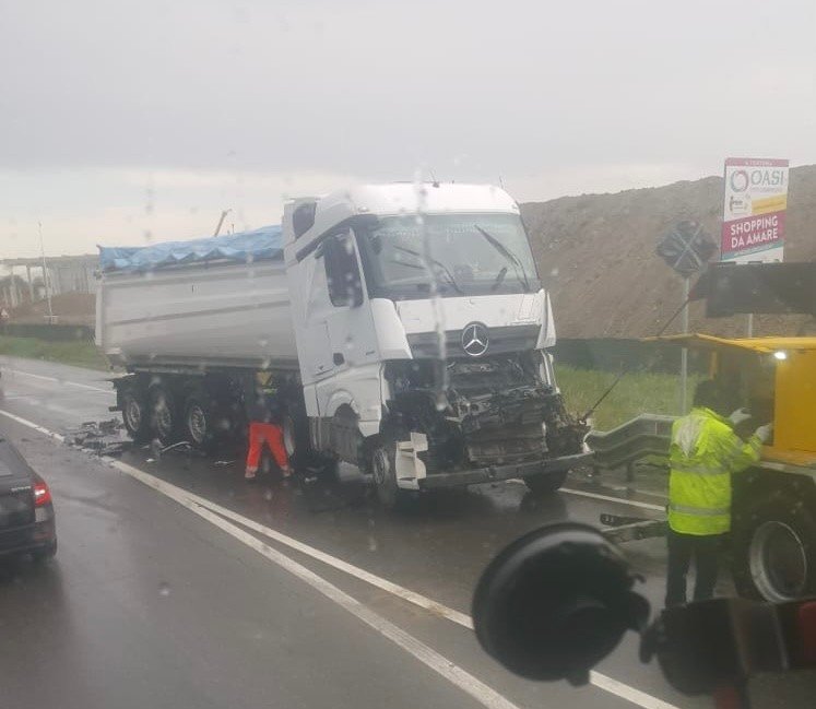 Tamponamento tra due camion a Tortona: traffico in tilt