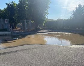 Una tubatura dell’acqua si è rotta in via Galimberti: strada allagata