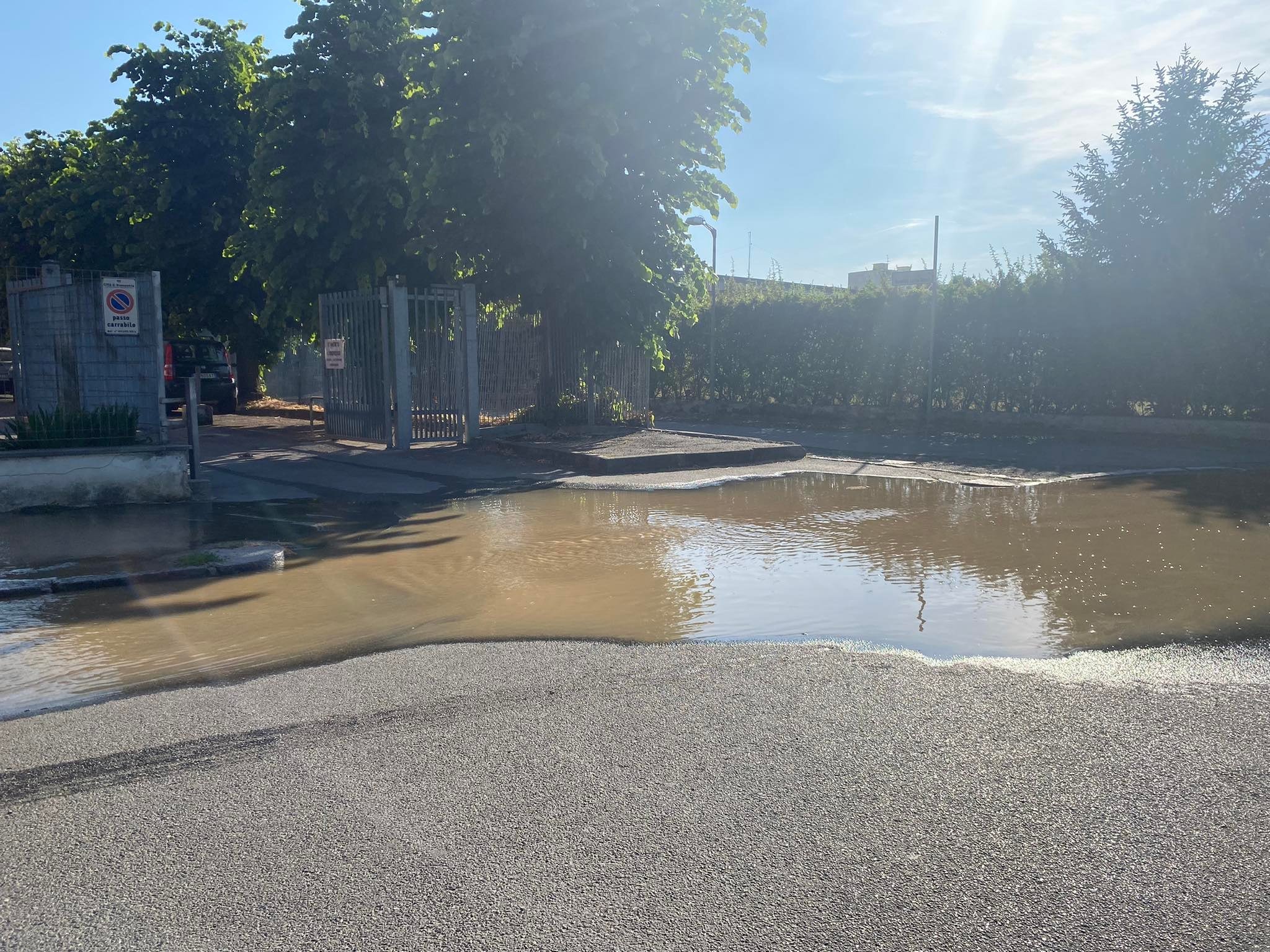 Una tubatura dell’acqua si è rotta in via Galimberti: strada allagata