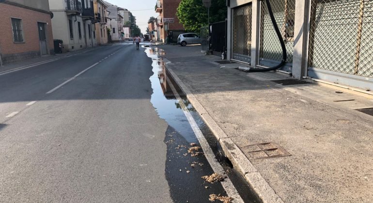 Tubatura dell’acqua rotta in via Casalcermelli al Cristo: strada chiusa per favorire l’intervento