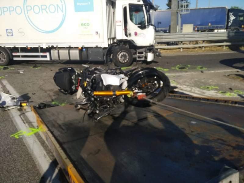 Incidente a Castelceriolo: camion contro moto. Una persona gravissima
