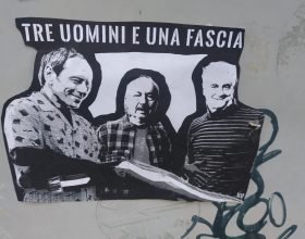 “Tre uomini e una fascia”: spunta la streetart che ironizza sul ballottaggio ad Alessandria