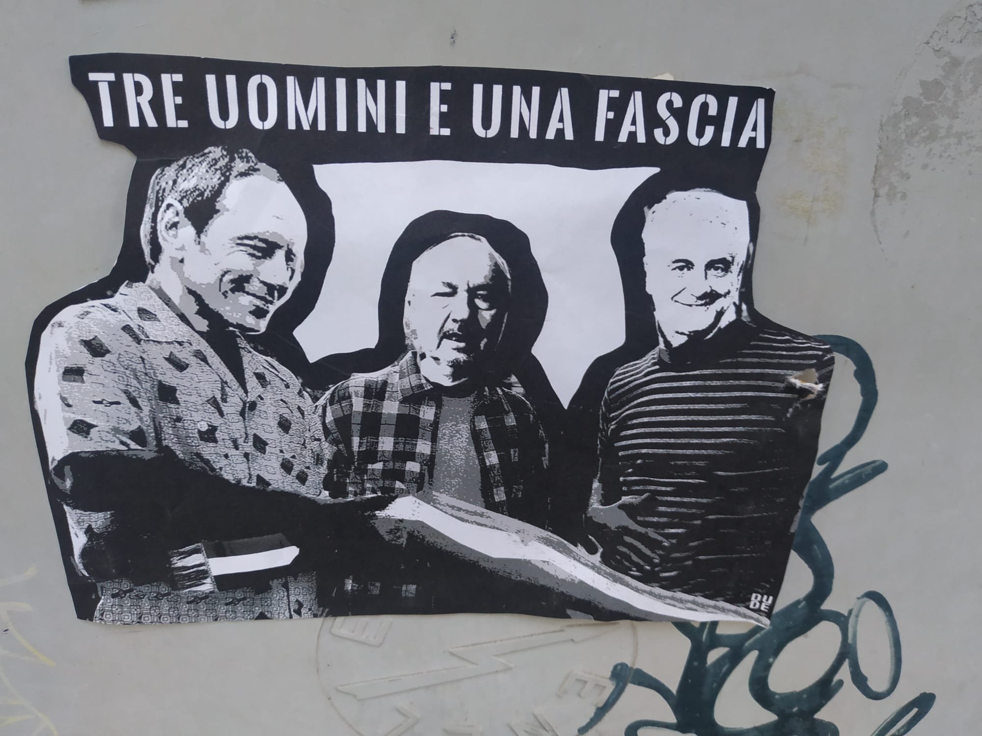 “Tre uomini e una fascia”: spunta la streetart che ironizza sul ballottaggio ad Alessandria