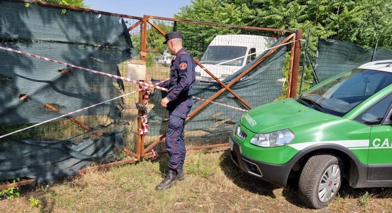 Centinaia di veicoli abbandonati: Carabinieri sequestrano una discarica non autorizzata