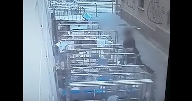 Aggressione al supermercato in via Guasco: denunciato il responsabile. Qualche settimana fa era stato arrestato