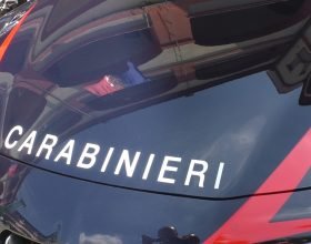 Uomo armato di coltello dà in escandescenze a Serravalle: bloccato e denunciato dai Carabinieri