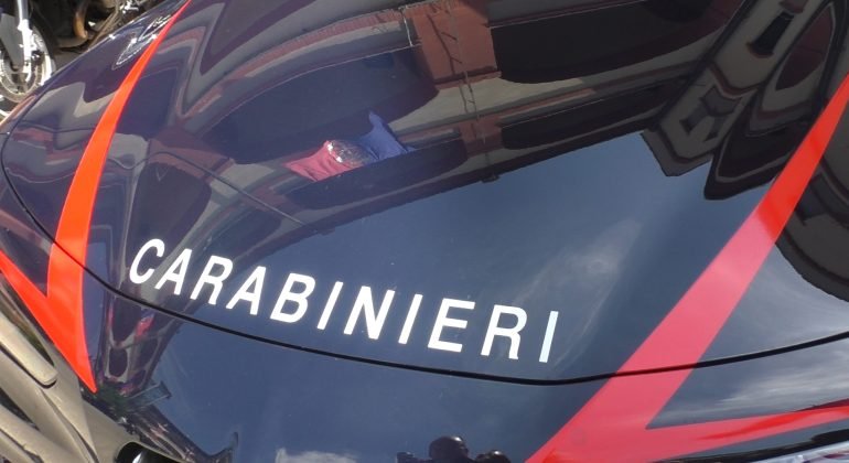 Investito da un’auto guidata dall’ex della sua compagna: una denuncia per lesioni. Indagano i Carabinieri