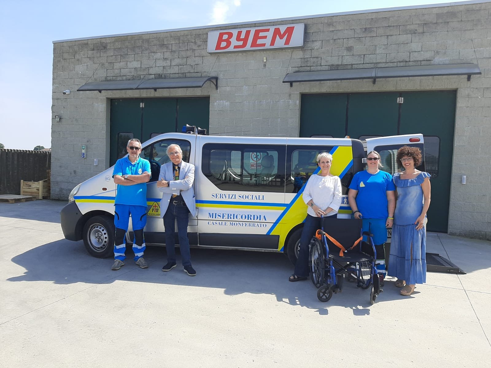 Una nuova carrozzina per trasporto disabili donata alla Misericordia