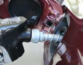 Lieve ribasso per i prezzi dei carburanti