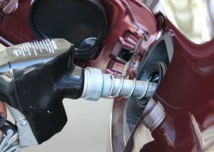 Lieve ribasso per i prezzi dei carburanti