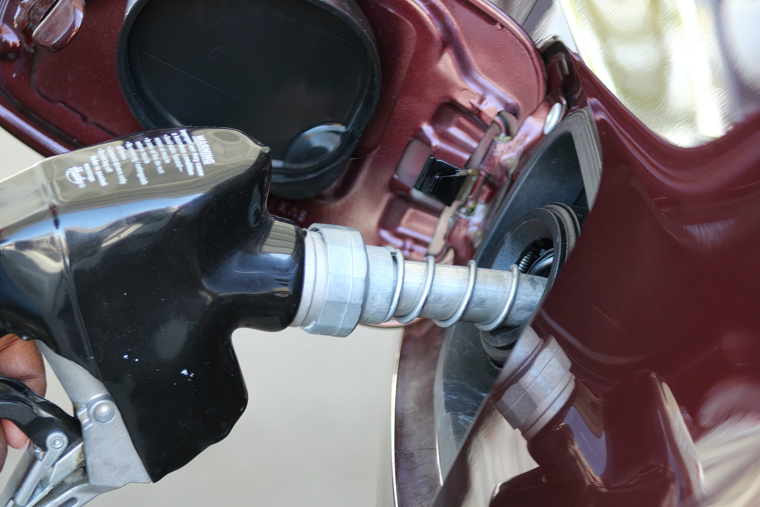 Prezzi dei carburanti ancora in salita nonostante caduta quotazioni raffinati