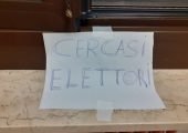 Al seggio 23 il cartello contro la poca affluenza: “Cercasi elettori”