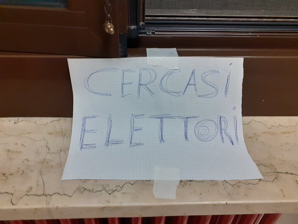 Al seggio 23 il cartello contro la poca affluenza: “Cercasi elettori”
