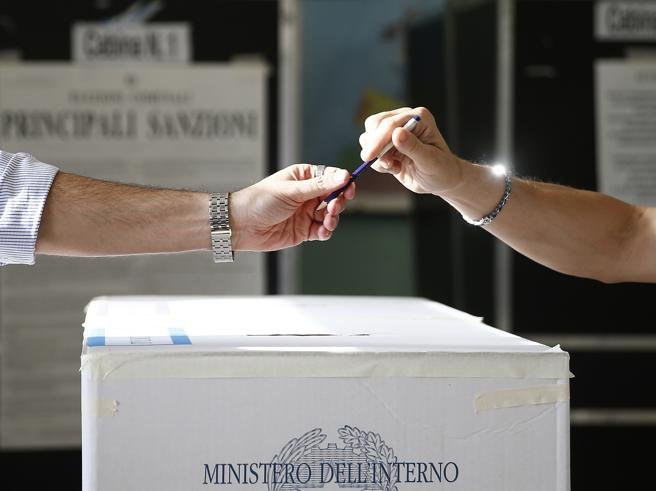 Alle 12 affluenza in aumento in tanti centri zona della provincia: ad Alessandria ha votato quasi il 21%