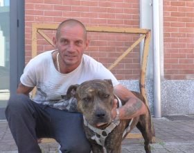 Eugenio e il suo cane Spike da 6 mesi senza casa, tra sguardi di disprezzo ma anche tanta solidarietà
