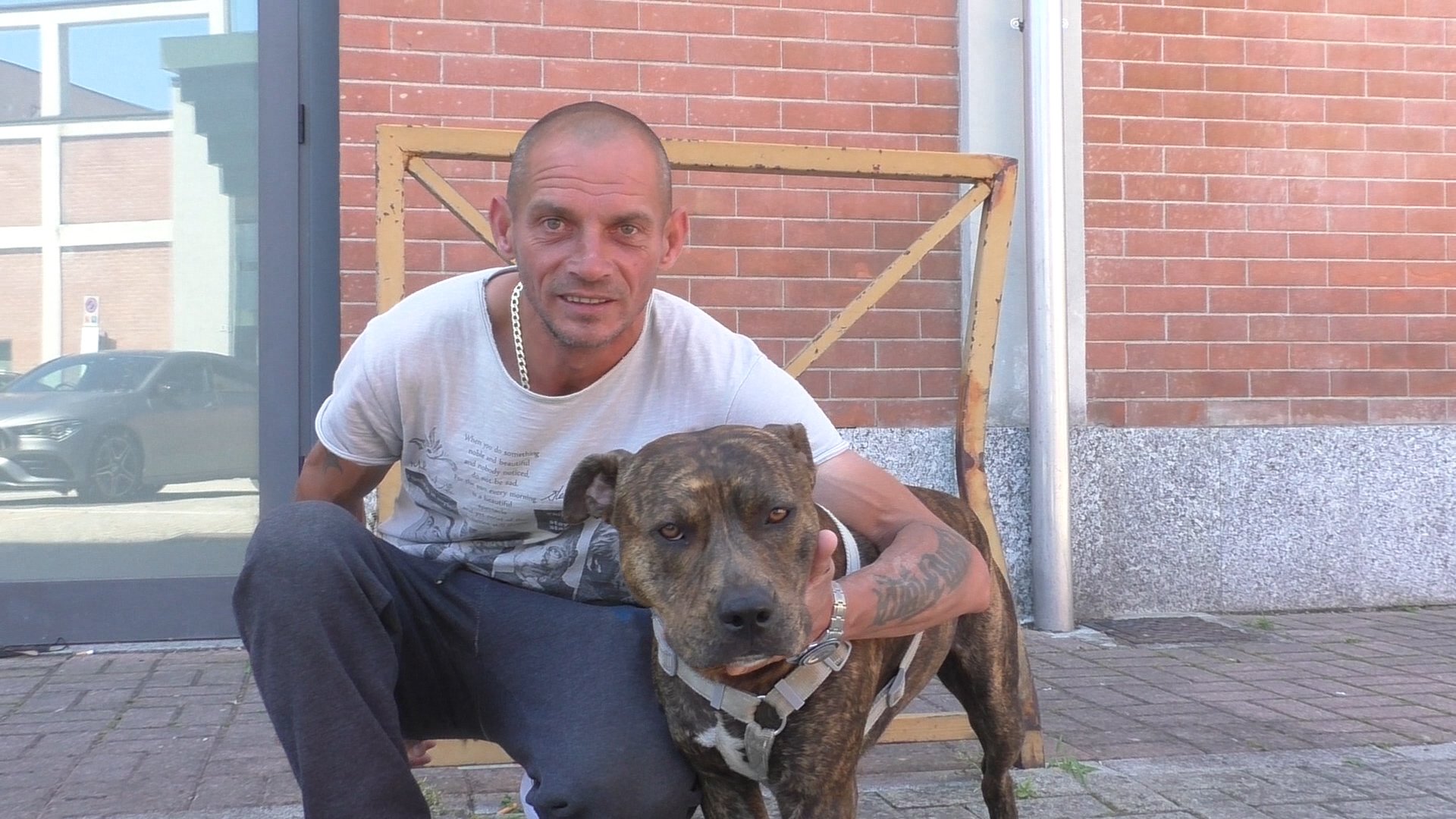 Eugenio e il suo cane Spike da 6 mesi senza casa, tra sguardi di disprezzo ma anche tanta solidarietà