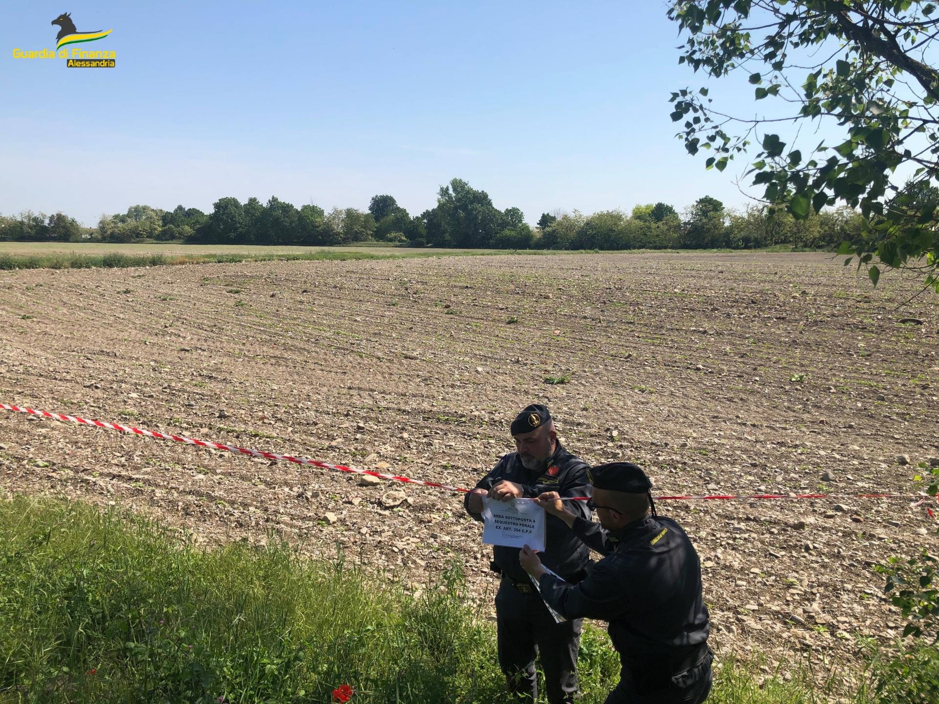 Rifiuti speciali in un campo di girasoli vicino allo Scrivia: Guardia Finanza di Tortona sequestra area