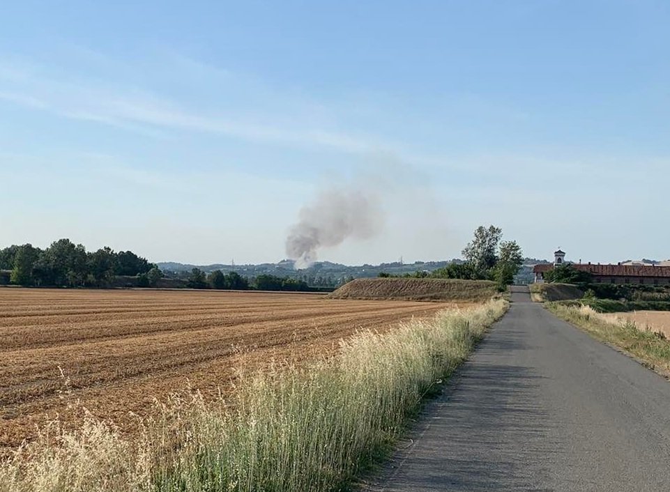 Incendio sterpaglie in un campo in zona Valmilana