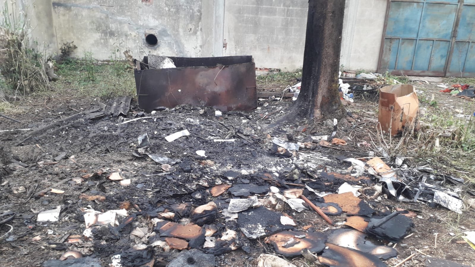 Brucia materiale inquinante in un fabbricato in disuso a Tortona: colto il flagrante