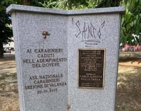 Monumento ai Carabinieri imbrattato a Valenza: il sindaco Oddone indignato