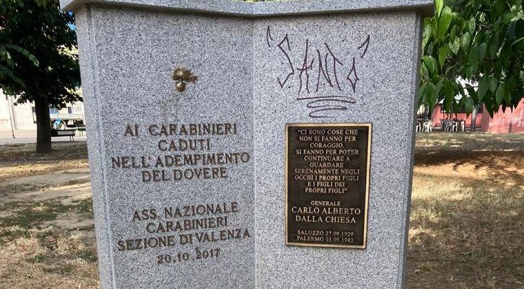 Monumento ai Carabinieri imbrattato a Valenza: il sindaco Oddone indignato