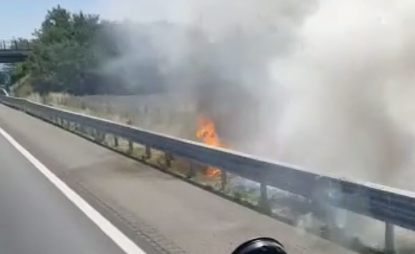Sterpaglie in fiamme lungo la A21: disagi al traffico tra Alessandria e Tortona