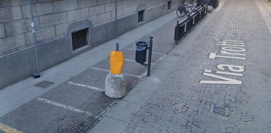Parcheggi per scooter in via Trotti: un cittadino lamenta la presenza di un cestino e un ostacolo di cemento