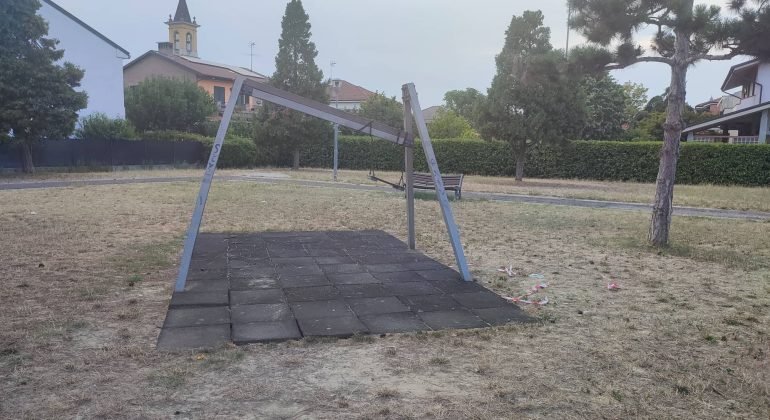 “Da oltre due mesi” altalena rotta e pericolante nel parco giochi in via Torre a Spinetta
