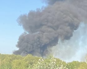 Incendio al centro raccolta rifiuti di Voghera: fumo visibile anche dal Tortonese