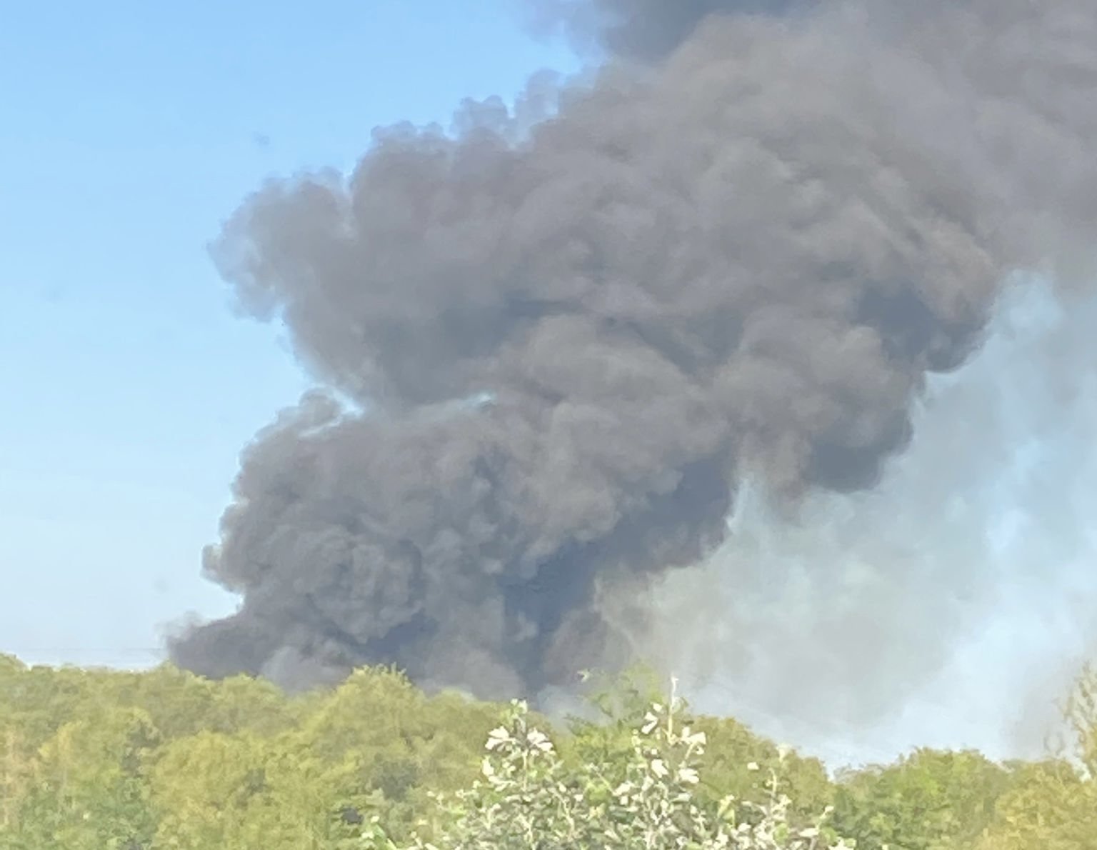 Incendio al centro raccolta rifiuti di Voghera: fumo visibile anche dal Tortonese