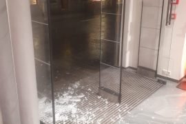 Il maltempo fa danni anche in centro ad Alessandria: in frantumi porta di un negozio