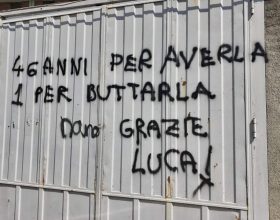 Il rancore dei tifosi grigi appare sui muri del Moccagatta