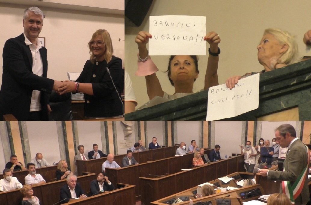 “Vergogna”: pesanti cartelli contro Barosini in consiglio comunale. Abonante giura in un clima infuocato