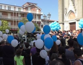 A Sezzadio palloncini in cielo nell’ultimo saluto a Mirko: “Solo Dio può accogliere la nostra rabbia”