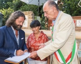 L’imprenditore valenzano Guido Damiani firma una piastrella del famoso muretto di Alassio