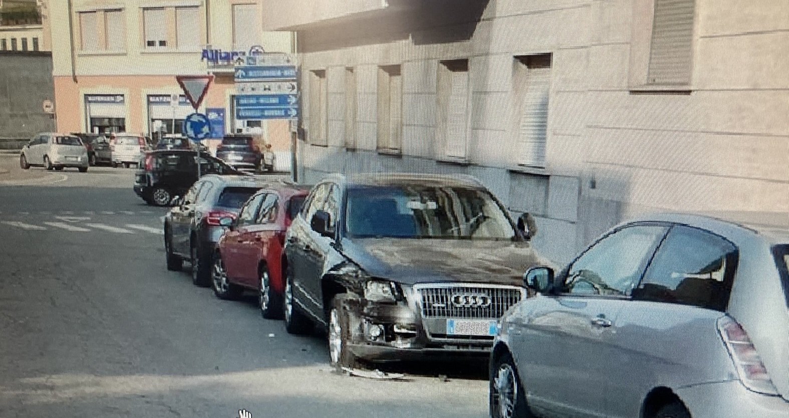 Urta un’auto in sosta a Casale e non si ferma: identificato dalla Polizia Locale