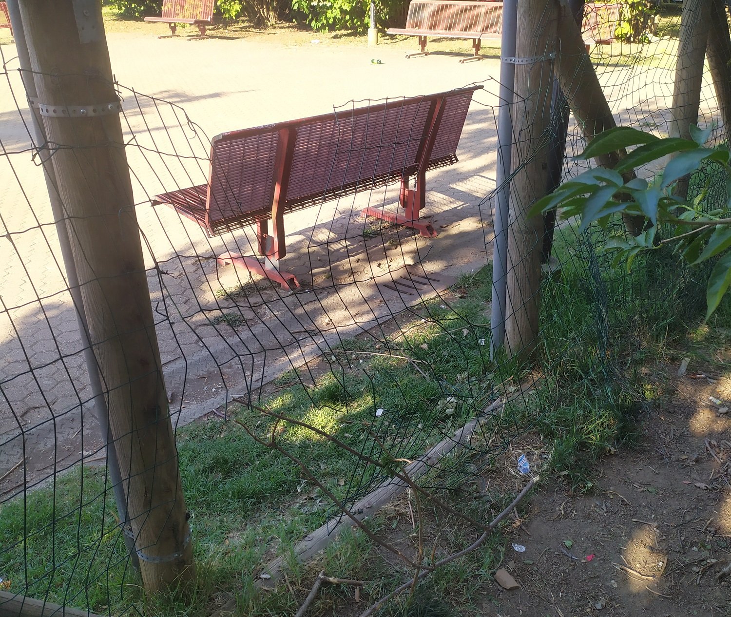 “La rete dell’area cani in via Pacinotti è rotta”: la segnalazione di una alessandrina